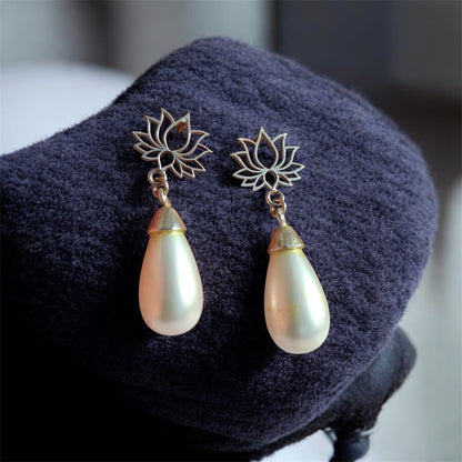 İnci Lotus gümüş küpe